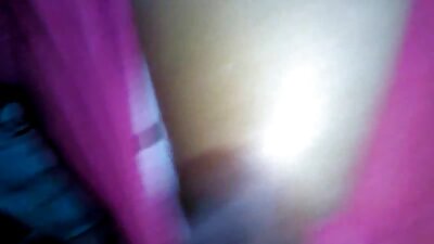 Een blondine met gratis erotische film lang haar pijpt haar man