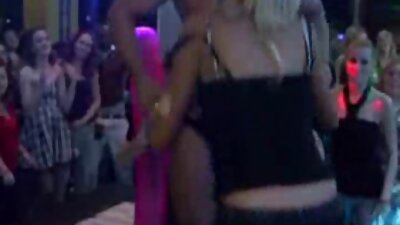 Chick demonstreert kleine borsten om erotische porno films man te verleiden tot scoren